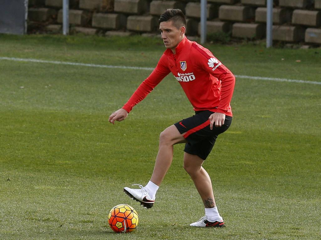 Matías Kranevitter controleert de bal onder zijn voet tijdens een training van Atlético Madrid. (29-12-2015)