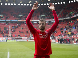 Stefan Thesker bedankt het publiek na afloop van het competitieduel FC Twente - AZ Alkmaar. (20-03-2016)