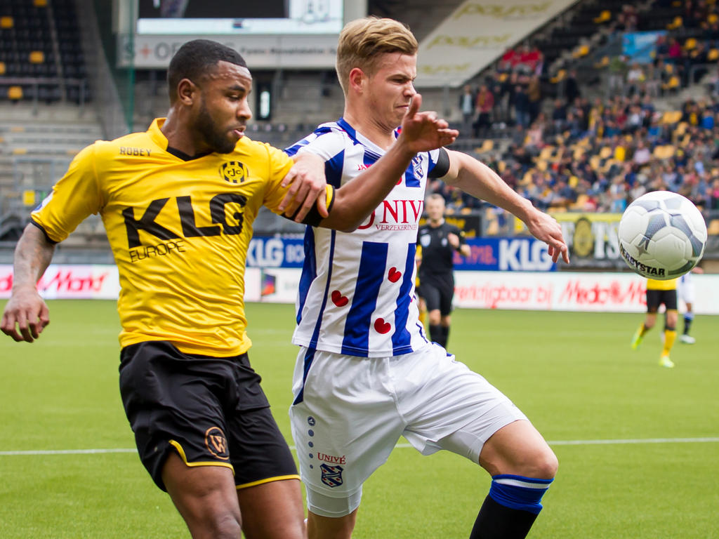 Joost van Aken (r.) is tijdens de competitiewedstrijd Roda JC - sc Heerenveen in een duel verwikkeld met Rydell Poepon. (03-04-2016)