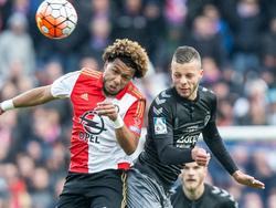 Feyenoord-speler Tonny Vilhena (l.) gaat het kopduel aan met FC Utrecht-middenvelder Bart Ramselaar. (24-04-2016)