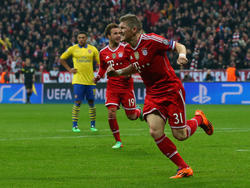 Bastian Schweinsteiger (r.) is in extase na zijn treffer. (11-3-2014)