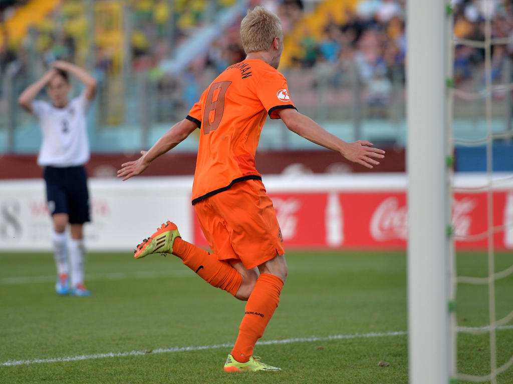 Jari Schuurman knalt de 1-1 in rechterhoek en loopt juichend weg na zijn doelpunt. (21-5-2014) Jari Schuurman knalt de 1-1 in rechterhoek en loopt juichend weg na zijn doelpunt. (21-5-2014)
