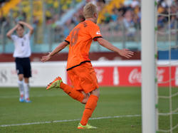 Jari Schuurman knalt de 1-1 in rechterhoek en loopt juichend weg na zijn doelpunt. (21-5-2014)