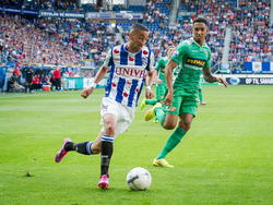 Hakim Ziyech (l.) snelt voorbij Marvin Peersman (r.) tijdens sc Heerenveen - FC Dordrecht. (9-8-2014)