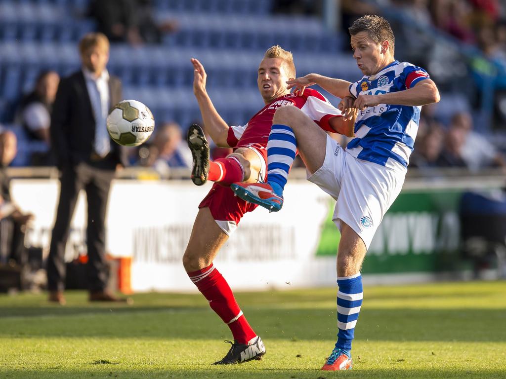 Edwin Linssen (r.) vecht een duel uit met Fabian Serrarens (l.) tijdens De Graafschap - Almere City. (16-8-2014)