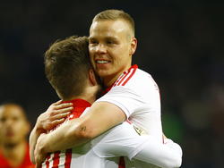 Kolbeinn Sigþórsson omarmt teamgenoot Lasse Schöne nadat hij Ajax op 1-0 heeft gezet tegen Willem II. (06-12-2014)