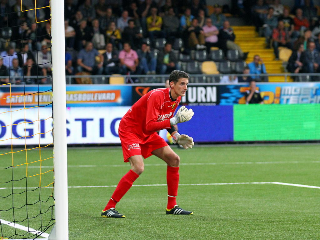 VVV-Venlo-doelman Danny Wintjens concentreert zich op de bal in duel met FC Den Bosch (02-09-2013).