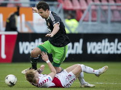 Feyenoord speler Mitchell te Vrede (boven) is sterker dan FC Utrecht verdediger Timo Letschert (onder). 01-03-2015