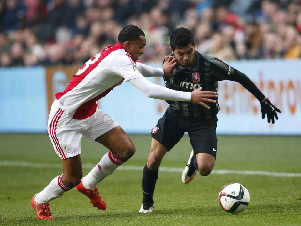 Kenny Tete (l.) heeft in al zijn onervarenheid heel veel moeite met Jesús Corona tijdens Ajax - FC Twente. De Mexicaan snelt hier langs de rechtsback heen. (15-02-2015) Kenny Tete (l.) heeft in al zijn onervarenheid heel veel moeite met Jesús Corona tijdens Ajax - FC Twente. De Mexicaan snelt hier langs de rechtsback heen. (15-02-2015)