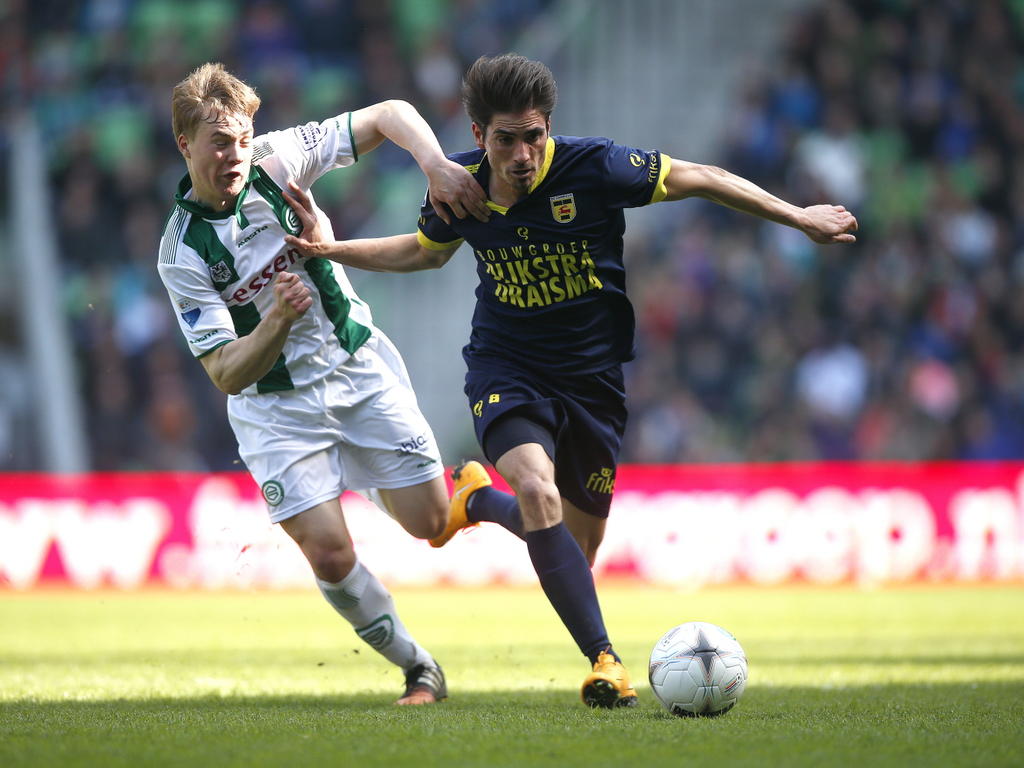Daniël de Ridder (r.) van Cambuur Leeuwarden schudt Simon Tibbling (l.) van FC Groningen van zich af. (12-04-2015) Daniël de Ridder (r.) van Cambuur Leeuwarden schudt Simon Tibbling (l.) van FC Groningen van zich af. (12-04-2015)