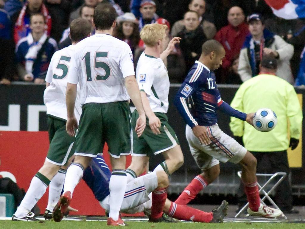Se ve claramente que Thierry Henry (dcha.) tocó el balón con la mano. (Foto: Getty)