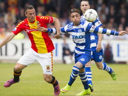 Caner Çavlan (r.) voorkomt balbezit van Wesley Verhoek (l.) tijdens Go Ahead Eagles - De Graafschap. (25-05-2015)