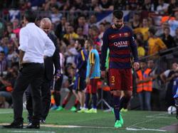 Piqué se marcha expulsado tras el insulto al juez de línea en la Supercopa. (Foto: Imago)