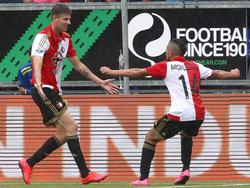Op aangeven van Bilal Başaçıkoğlu (r.) maakt invaller Michiel Kramer (l.) de 0-1 tegen SC Cambuur. De nieuwe spits van Feyenoord scoort direct bij zijn debuut. (16-08-2015)