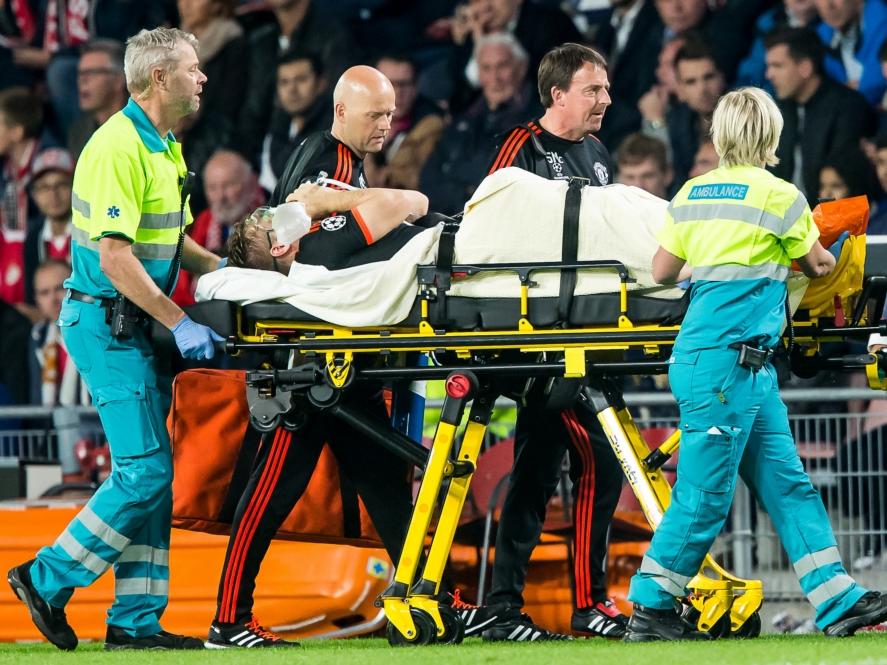 Luke Shaw moet met een brancard van het veld nadat hij zijn been breekt in de Champions League-wedstrijd tegen PSV. (15-09-2015)