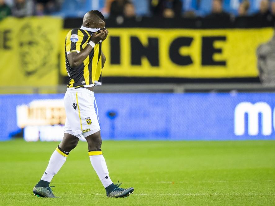 Marvelous Nakamba moet met rood van het veld tijdens het competitieduel Vitesse - AZ Alkmaar. (08-11-2015)
