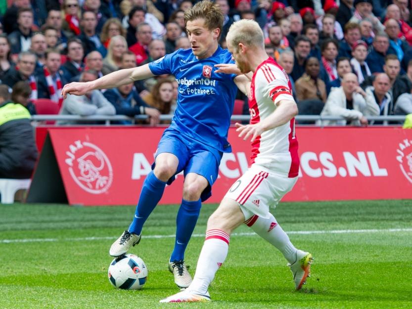 Davy Klaassen (r.) stopt Hidde ter Avest af tijdens de competitiewedstrijd Ajax - FC Twente. (01-05-2016)