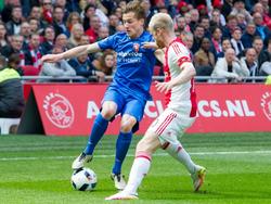 Davy Klaassen (r.) stopt Hidde ter Avest (l.) af tijdens de competitiewedstrijd Ajax - FC Twente. (01-05-2016)