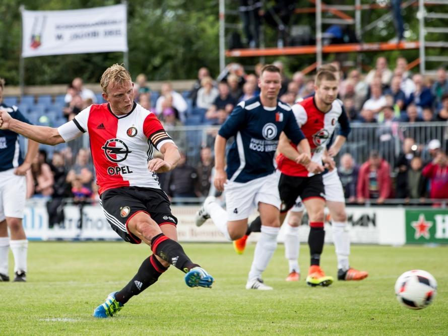 Dirk Kuyt mist een strafschop tijdens het oefenduel RKSV Driel - Feyenoord (02-07-2016).