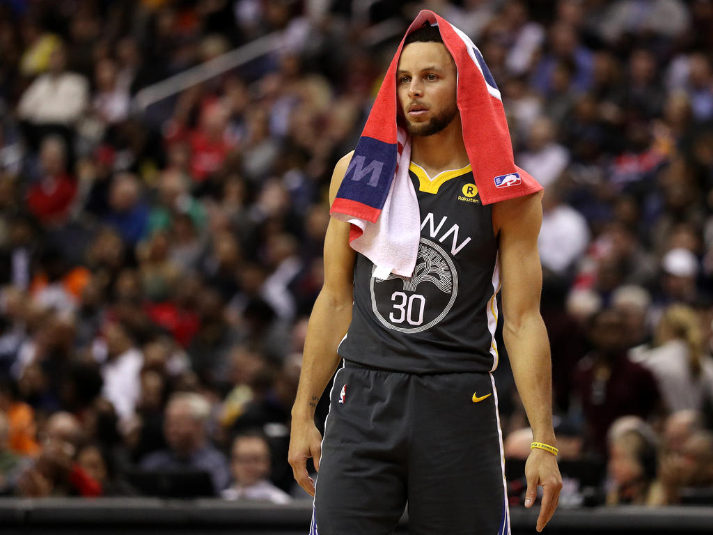 Stephen Curry verletzte sich im Spiel gegen die Spurs Stephen Curry verletzte sich im Spiel gegen die Spurs