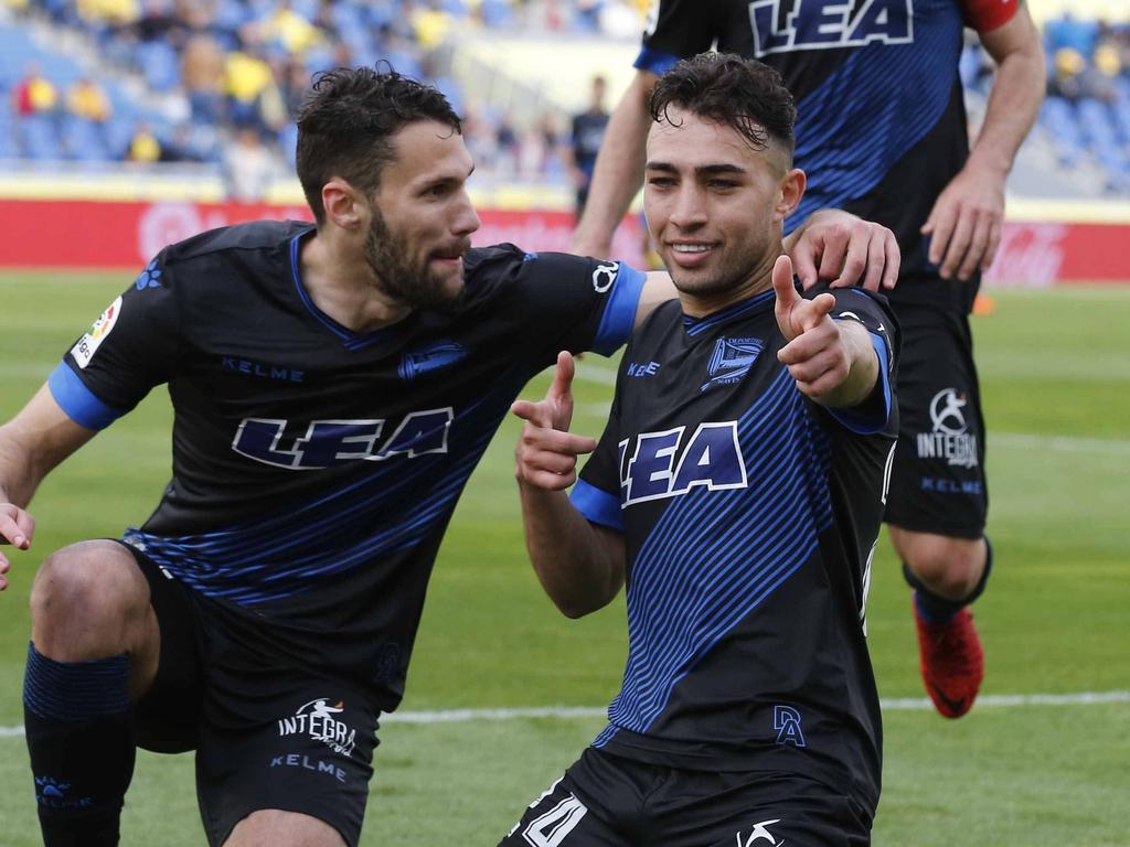 Munir (dcha.) celebra un tanto conseguido para el Deportivo Alavés. (Foto: Imago)