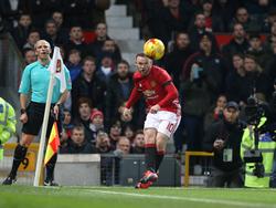 Wayne Rooney neemt een corner tijdens de kwartfinalewedstrijd van de League Cup tegen West Ham United. (30-11-2016)