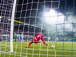 Mickey van der Hart kan als doelman van PEC Zwolle een doelpunt van Simon Tibbling niet voorkomen. (26-11-2016)
