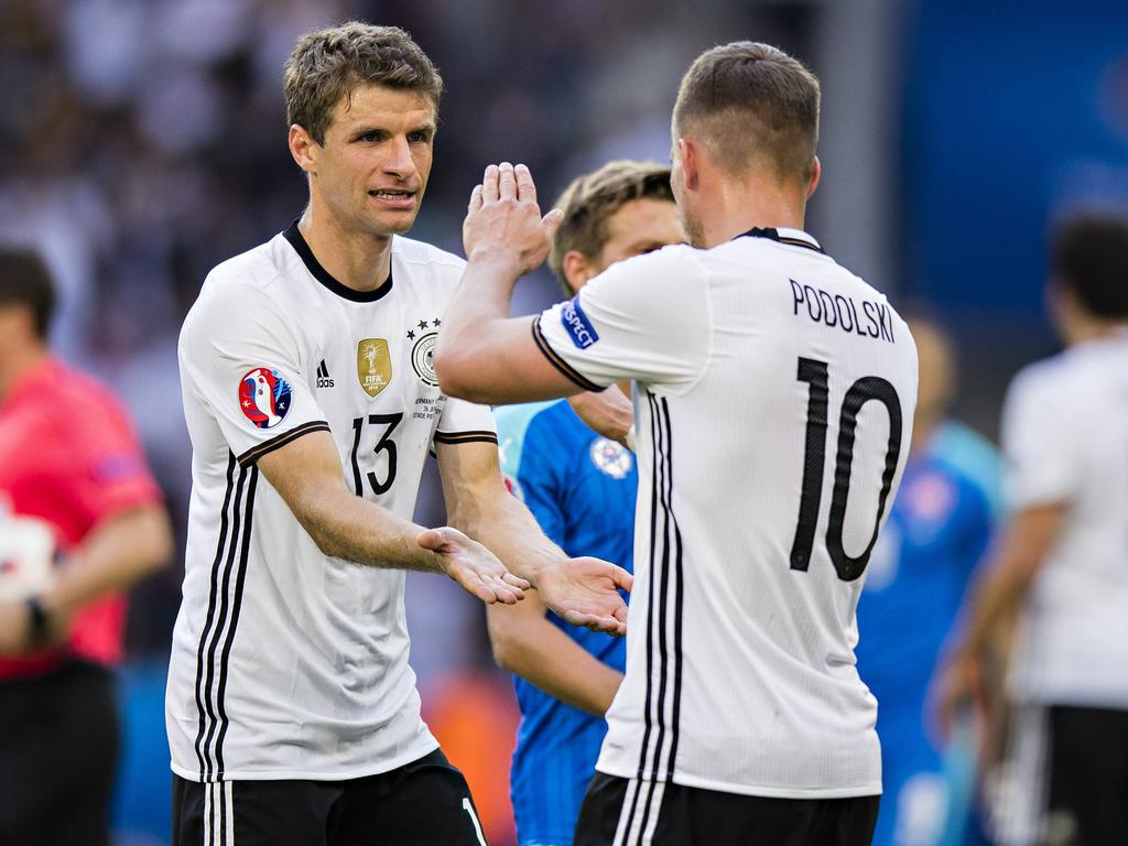 Thomas Müller freute sich über Lukas Podolskis letztes Tor im DFB-Dress