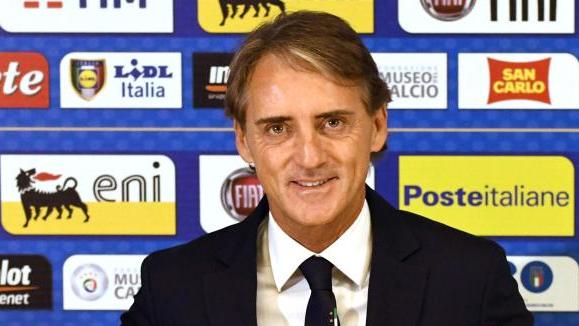 Italiens Trainer Roberto Mancini bevorzugt Azurblau