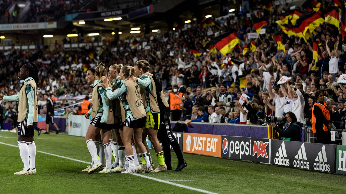 Die deutschen Fans freuen sich aufs Finale in Wembley