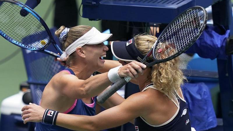 Laura Siegemund (r.) feiert mit Vera Zvonareva den Doppelsieg in New York Laura Siegemund (r.) feiert mit Vera Zvonareva den Doppelsieg in New York