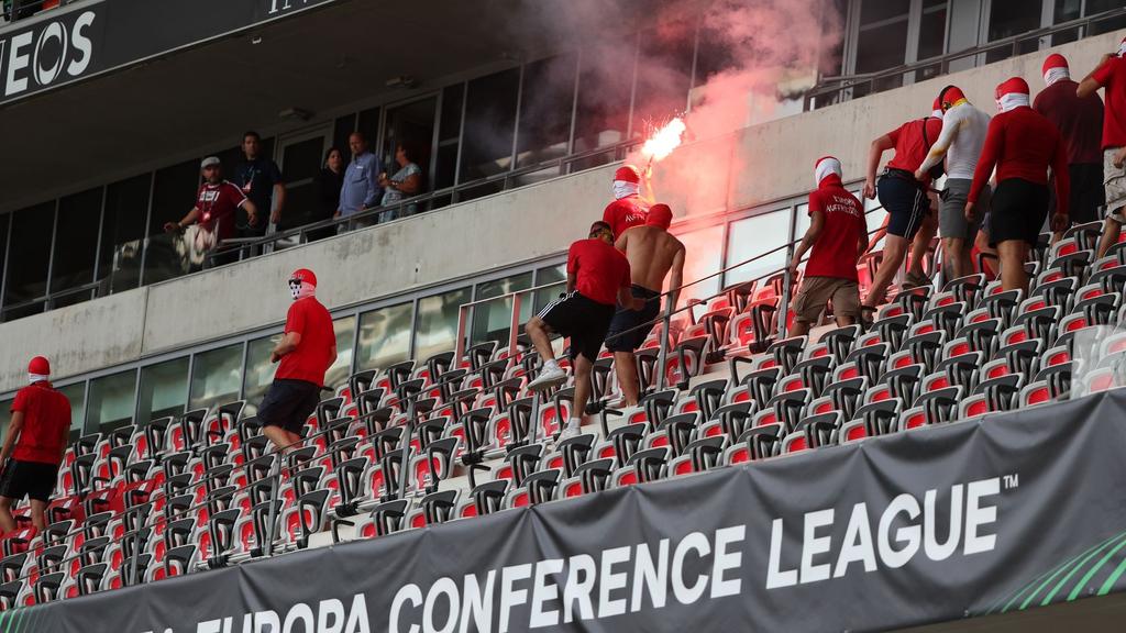 Fans laufen in Nizza mit Pyrotechnik über eine Tribüne