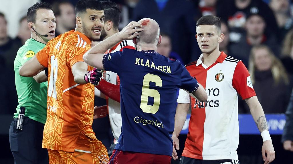 Das Abbrennen von Pyrotechnik führte bei der Partie Feyenoord gegen Ajax zu einer Unterbrechung. Das Abbrennen von Pyrotechnik führte bei der Partie Feyenoord gegen Ajax zu einer Unterbrechung.