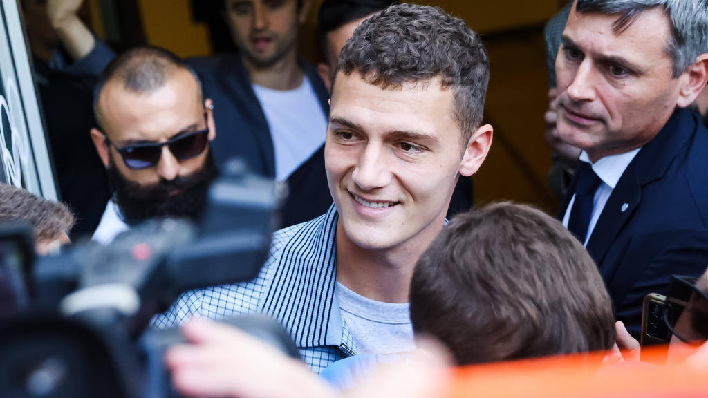 Benjamin Pavard hat den FC Bayern Richtung Mailand verlassen Benjamin Pavard hat den FC Bayern Richtung Mailand verlassen