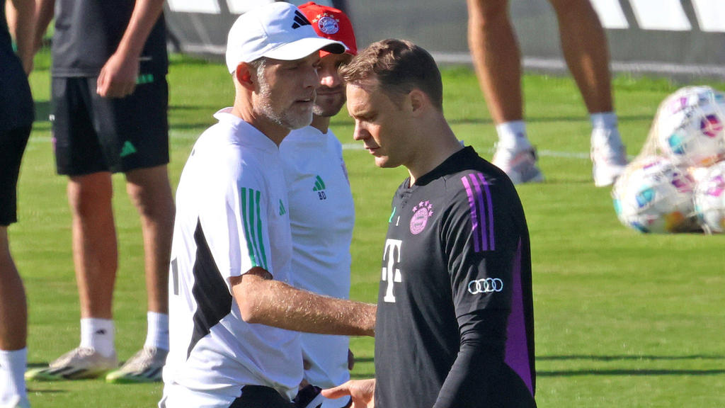 Thomas Tuchel auf dem Trainingsplatz mit Keeper Manuel Neuer Thomas Tuchel auf dem Trainingsplatz mit Keeper Manuel Neuer