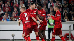 Boris Tomiak (2. v. l.) zieht es vom 1. FC Kaiserslautern zu Hannover 96