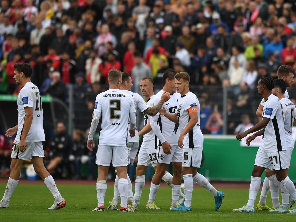 Locker in der zweiten Pokal-Runde: Die Spieler der SV Elversberg