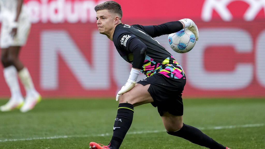 Finn Dahmen vom FC Augsburg steht vor einer schwierigen Entscheidung