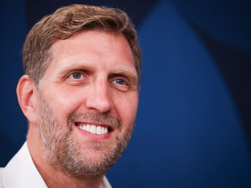 Dirk Nowitzki hat seinen Geburtstag beim Basketball gefeiert.