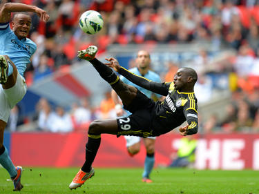 Demba Ba in actie voor Chelsea tegen Manchester City.