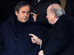 Michel Platini y Sepp Blatter en el Mundial de 2010. (Foto: Getty)