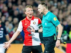 Dirk Kuyt (l.) kan het niet geloven dat scheidsrechter Ed Janssen tegen Feyenoord fluit in de bekerwedstrijd tegen Willem II. (17-12-2015)