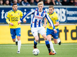 Morten Thorsby namens sc Heerenveen aan de bal tijdens het competitieduel met SC Cambuur. (31-01-2016)