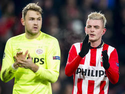 Uitblinker Jeroen Zoet (l.) en invaller Maxime Lestienne (r.) bedanken het publiek voor de steun bij de wedstrijd PSV - Atlético Madrid. (24-02-16)
