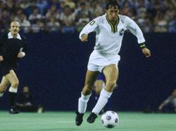 Johan Cruyff speelt een wedstrijd voor New York Cosmos. Een contract tekent hij daar niet. (1977) 