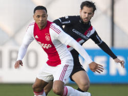 Kenny Tete (l.) maakt na een enkelblessure minuten in het beloftenelftal van Ajax. Hij wordt tijdens de wedstrijd tussen Jong Ajax en FC Emmen verdedigd door Derre Kwee (r.). (08-04-2016)