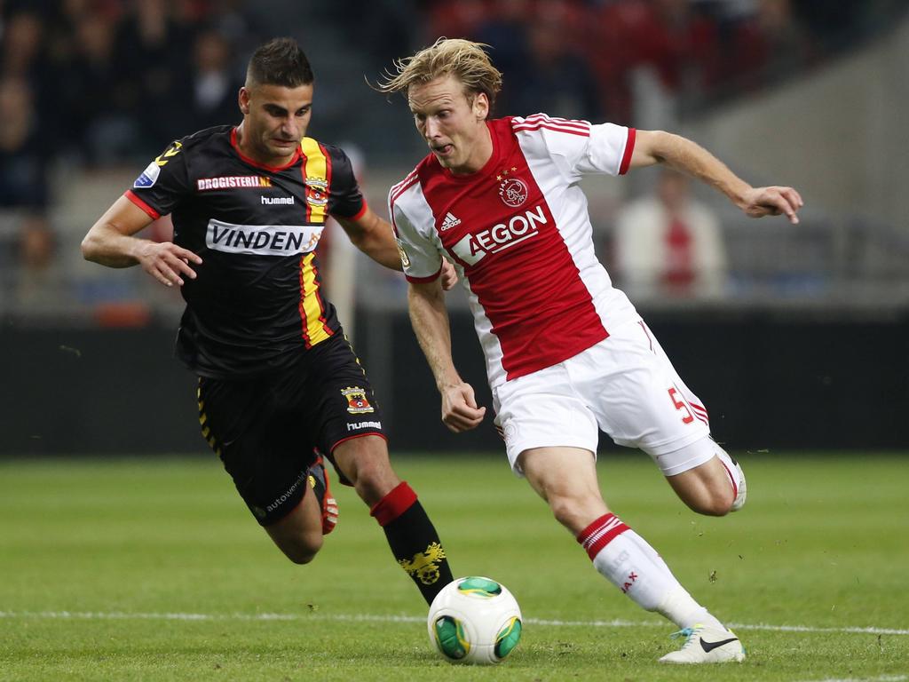 Deniz Türüç (l.) in duel met Christian Poulsen (r.) tijdens Ajax - Go Ahead Eagles. (28-09-2013)