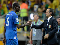 Handschlag: Cesare Prandelli (r.) und Mario Balotelli