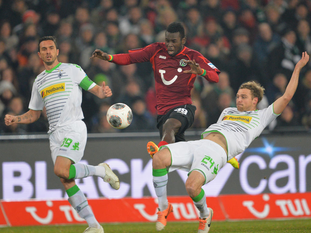 Hannovers Mame Diouf (m.) versucht sich gegen Gladbachs Tony Jantschke (r.) durchzusetzen Hannovers Mame Diouf (m.) versucht sich gegen Gladbachs Tony Jantschke (r.) durchzusetzen