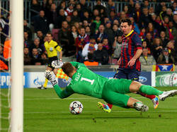 Joe Hart kan hier nog net redding brengen op een inzet van Lionel Messi (12-3-2014).